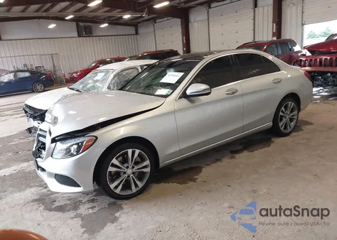 2017 Mercedes-Benz C 300 4Matic/Luxury 4Matic z USA, uszkodzony, nr VIN 55SWF4KB9HU184400